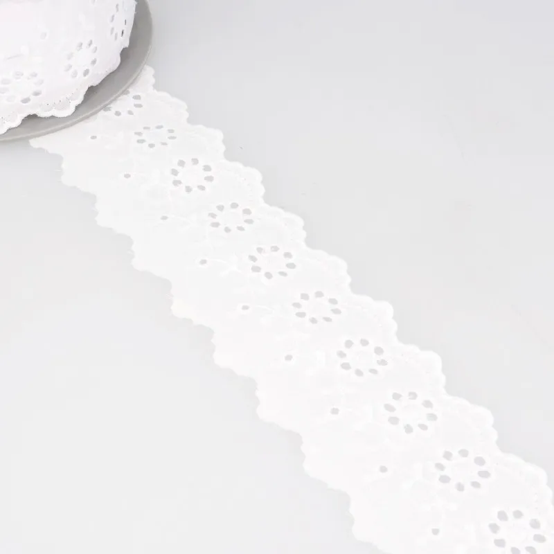 Broderie Fleurs Blanc 57 mm